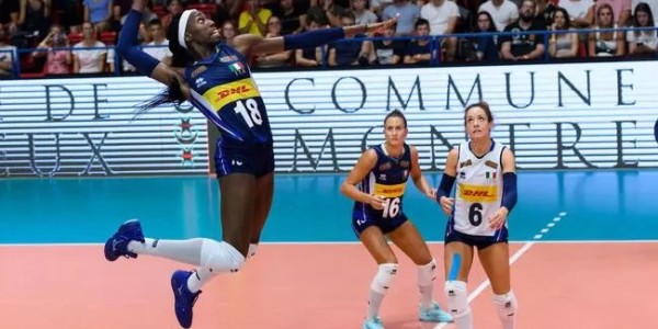  阿利亚西姆网前截击精妙，直落两盘横扫过关