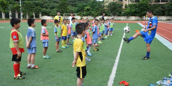  足坛名宿观战，现场指导激励士气