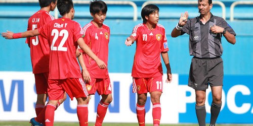  东亚杯较量，日本队三球完胜中国队