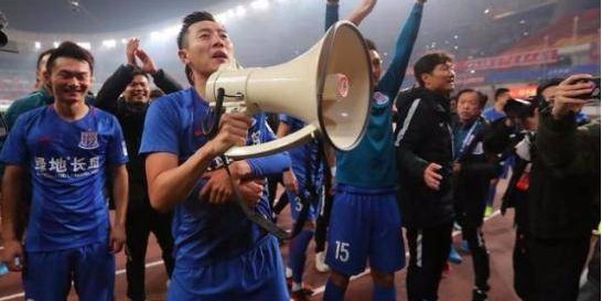  同城德比恩怨延续，飞铲冲突险酿风波