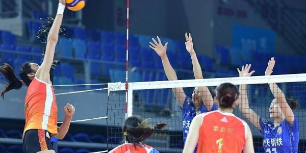  梅德韦杰夫鏖战五盘，苦战险胜挺进决赛