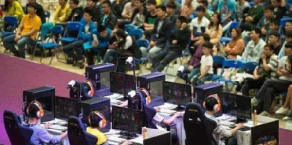  电竞选手刻苦训练备战国际大赛