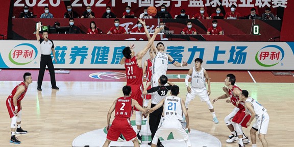  肯宁澳网捧杯开启新赛季征程