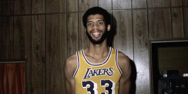  贾巴尔发球上网战术奏效，轻取胜利晋级次轮