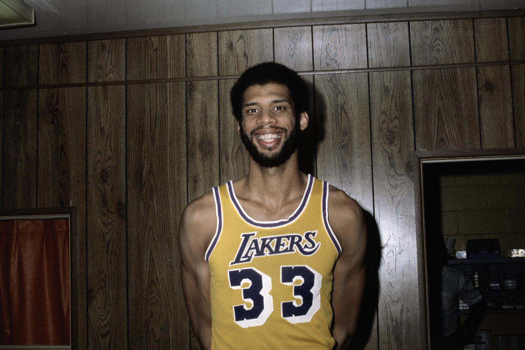  贾巴尔发球上网战术奏效，轻取胜利晋级次轮