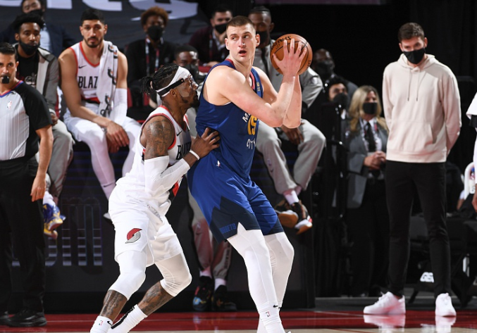  约基奇统治内线掘金豪取五连胜