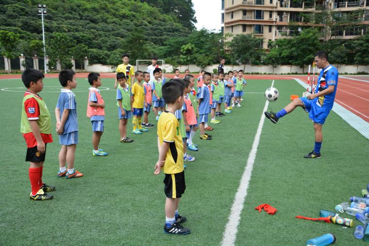  足坛名宿观战，现场指导激励士气