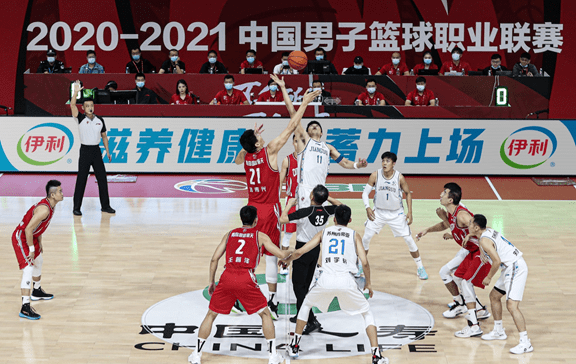  肯宁澳网捧杯开启新赛季征程