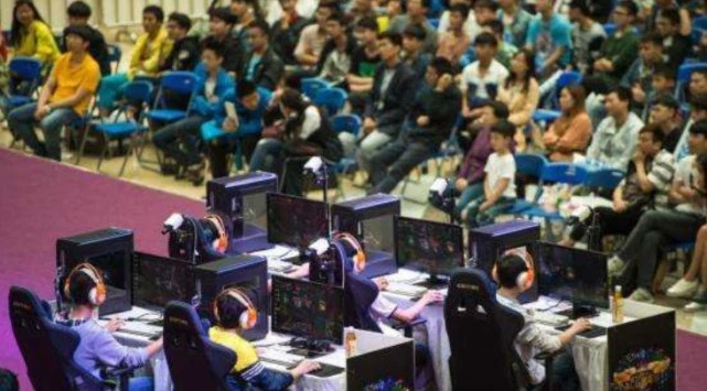  电竞选手刻苦训练备战国际大赛