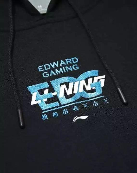  知名运动品牌推出限量款，联名设计师打造战袍