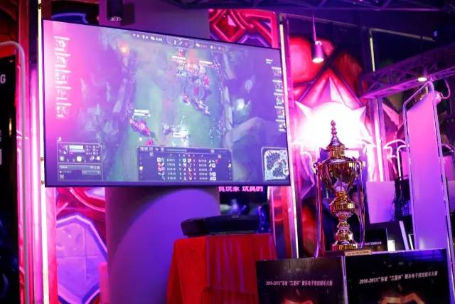  电竞解说激情四射，点燃赛场火热氛围